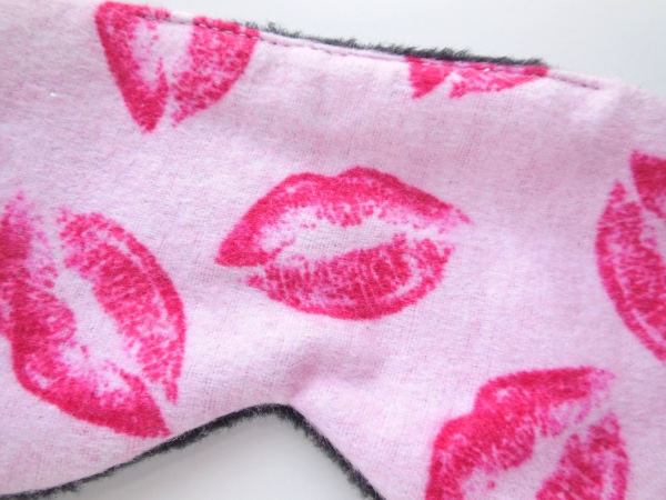 kiss print blindfold