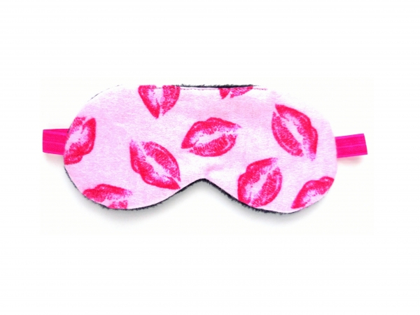 lipstick kisses night mask